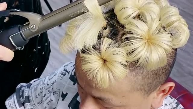 理发店遇见的奇葩发型,据说是今年流行的菊花头,看起来真是太时尚了!