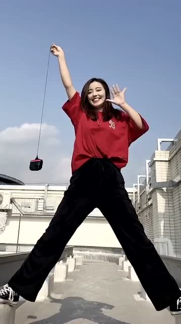 妈妈,这个美女占我便宜,让我钻她胯!