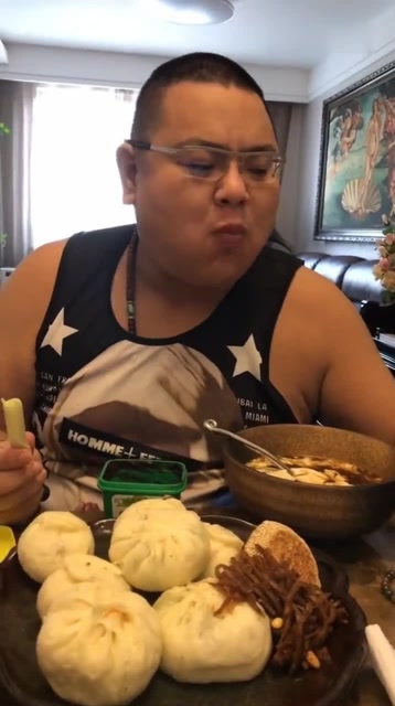 胖大哥吃烧饼夹牛肉,一大早起来就吃大葱拌大酱,受得了吗
