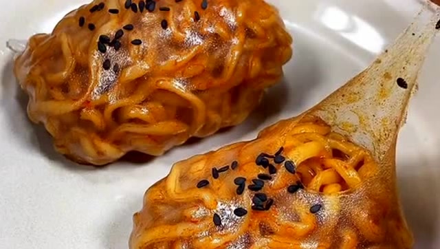 春卷皮包火鸡面,也只有我能想出这样的吃法了,一口吞超级满足!