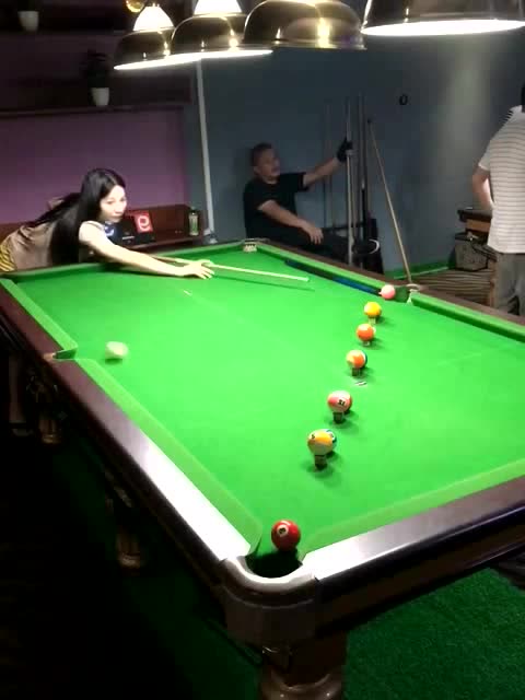 台球厅要找一个陪练美女自告奋勇来面试出手那一刻我直接懵了