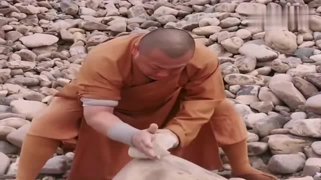 嵩山少林寺弟子,表演单手劈鹅卵石,厉害了