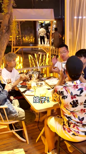 人前一套背后一套帅哥约美女吃饭老婆突然打来电话结果帅哥神操作太