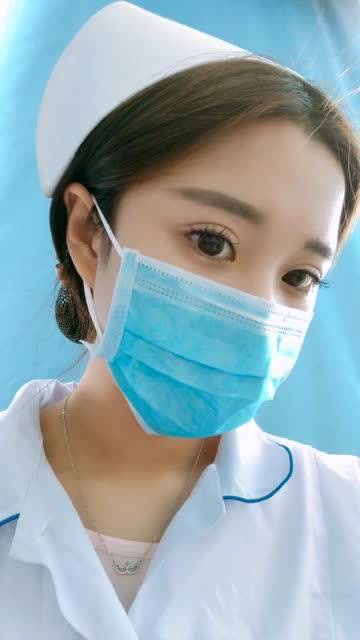 我的前任是美女护士,今晚她又上夜班,只能在房间看她的自拍了!