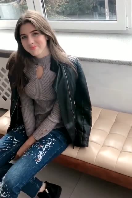 我家的俄罗斯小媳妇,笑起来的那一瞬间太美了,什么神仙颜值!