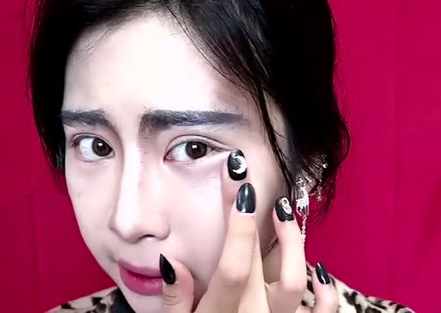 精神小妹妆容教程,你们觉得小姐姐这个妆容怎么样呢?