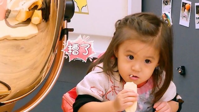 咘咘偷吃饼干,却被贾静雯发现,下一秒咘咘的反应太逗!