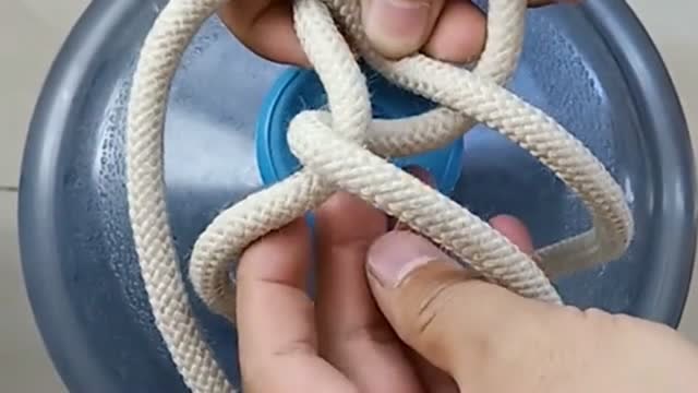 快速提瓶结的打结方法,能够结实的绑住水瓶,而且不易松动非常的安全!