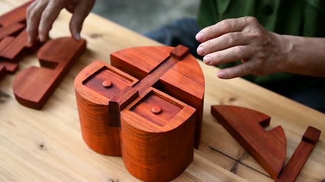 老木匠制作"巨无霸"鲁班锁,"机关重重"的感觉,好精巧