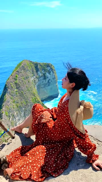 美女坐在海边,欣赏着风景,简直就是一种幸福!