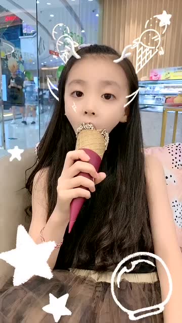 童模焱娃娃是吃可爱长大的吗?五官也太精致了吧,而且还这么可爱