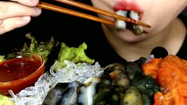 吃还在蠕动的海参真的太残忍了居然下的去嘴