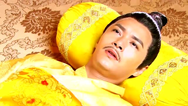 皇上正在睡觉,还说起了梦话,不停地喊着一个人啊!