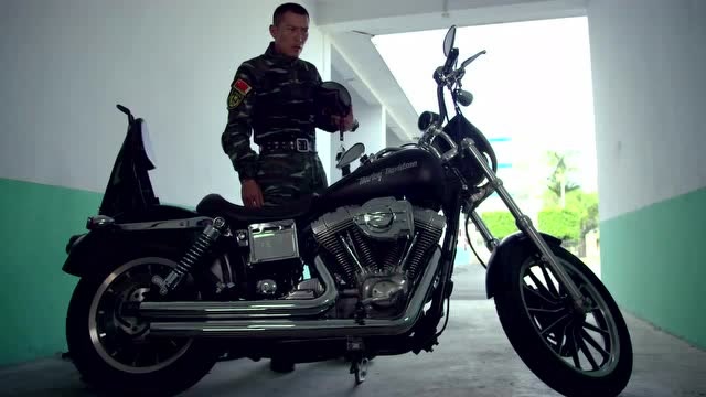 利刃出击:韦岸可真大胆,竟然敢来取队长的车,爱不释手直接亲了车子一