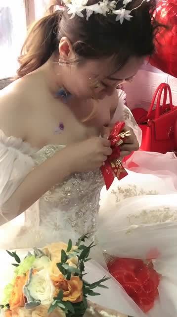 新娘因为胸太大连胸花都戴不上真想上手帮她一下