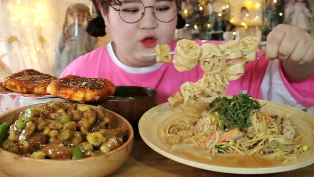 肉姐美食频道,面藕拌熘肉段和烤烧饼,美好的一天从美食开始!