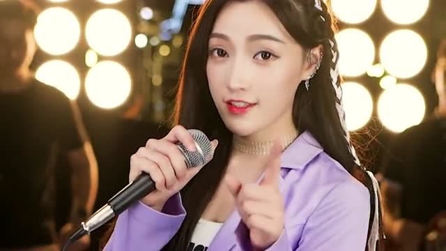 90后女孩街头直播唱歌,歌声甜美笑容迷人,不知迷倒了多少单身小伙!