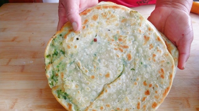 农村妈妈教你做半烫面烙饼,一半用开水一半用温水,香酥美味好吃