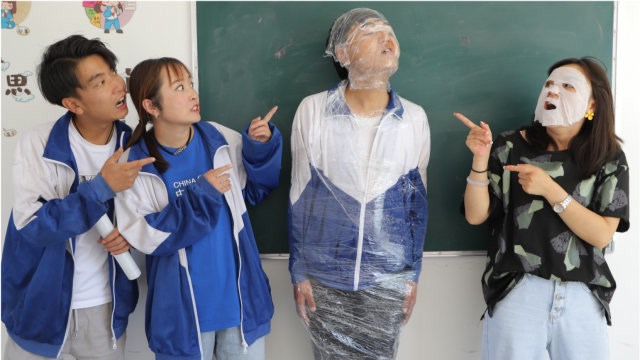 学渣变身木乃伊,竟用保鲜膜裹住自己全身,什么情况?