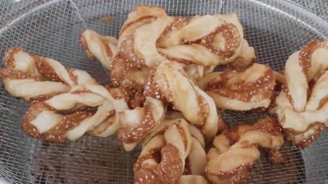 山东特色小吃炸蜜果,夹三层料还要插一刀,240斤不够顾客抢的!
