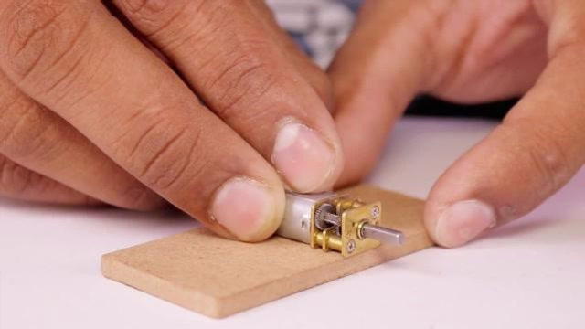 牛人小伙自制自动电灯开关:只需一个木板和几根线路就搞定了