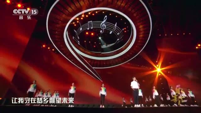 宋玺演唱红旗飘飘,经典歌曲传唱至今,讴歌时代经典