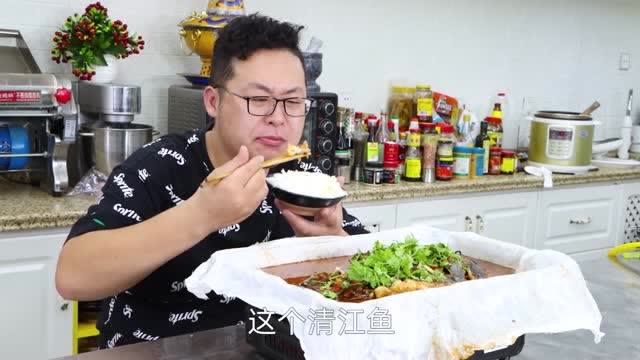 早市买条清江鱼,做网红美食"纸包鱼"麻辣鲜香