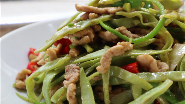 教你做梅豆炒肉丝,梅豆翠绿不变色,肉丝嫩滑入味,好吃又下饭