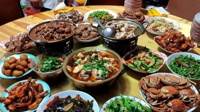 安徽合肥农村家庭节日聚餐,满满一桌菜太丰盛,这就是家的味道