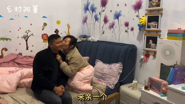 瑞瑞肚子疼来大姨妈,阿董厚着脸皮去买卫生巾,瑞瑞感动的亲阿董