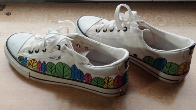 白色帆布鞋太过单调,造一片五彩森林装点它.#绘画#手工#创意