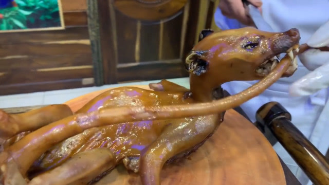 国外高档次"烤全狗",一条2000块,网友:越看越像我国全聚德!