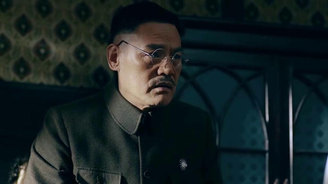 何司令开车截停侄子,让手下控制特工,自己将程老师接走