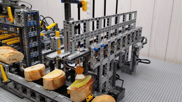 牛人用乐高积木打造小吃工厂,流水线生产,机器人配送,太牛了!