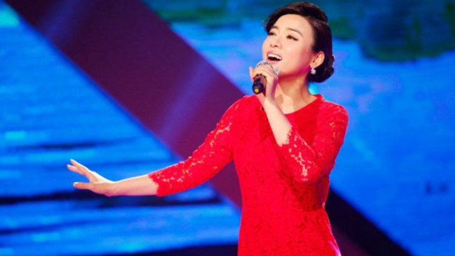 陈思思激情演唱《共度好时光》歌声轻柔美妙,实在是太撩人了!