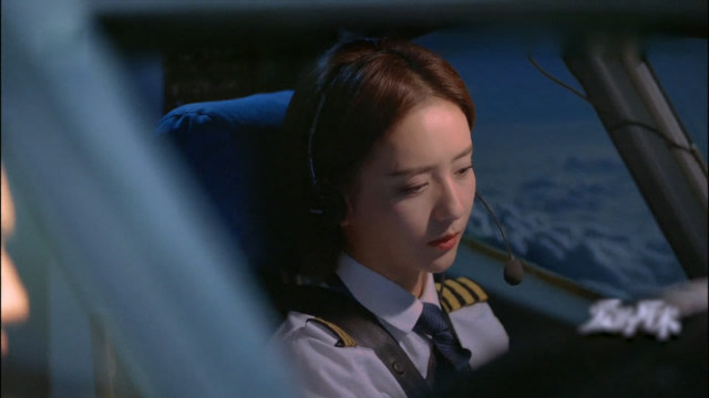 爱的厘米副机长已经做好备降南京的准备但关雨晴却命令他在原地盘旋