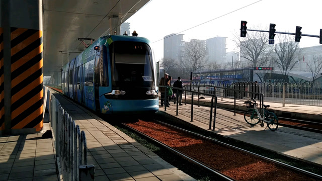 两列沈阳浑南有轨电车5号线列车先后驶过长青南街路口