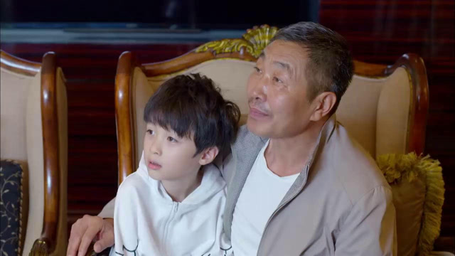 淘气爷孙:酒店老总是农村老头战友,总统套房免费住,亲家母蒙了