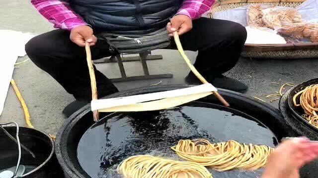 只有在农村才能见到的美食,这样做出来的馓子,别有一番味道!