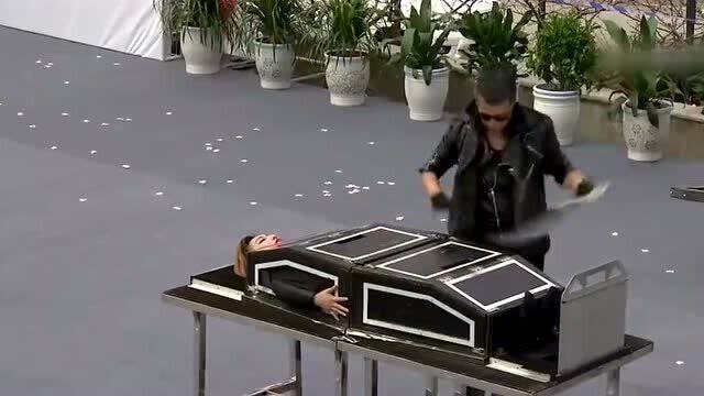 男子表演人体切割魔术竟然能把人切割成两截惊呆了观众是怎么做到的