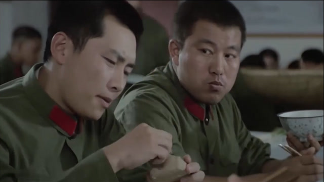 高山下的花环:大老粗,看不起少爷兵,靳开来对指导员有看法