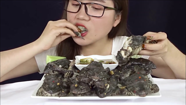 韩国重口味美食,生吃牛蛙,多只蘸酱吃,你敢吃吗