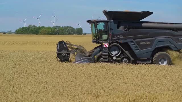 德国芬特10t收割机创新驾驶方式 没有方向盘的大型农机如何操作