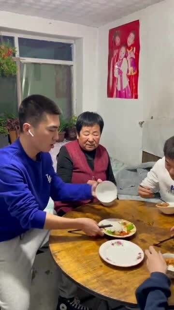 田姥姥与外孙吃酒席眼前这狼吞虎咽的吃法直接把姥姥逼急眼