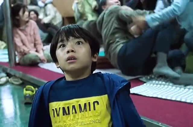 比釜山行更刺激的丧尸片小男孩被感染病毒妈妈舍不得丢下孩子也被感染