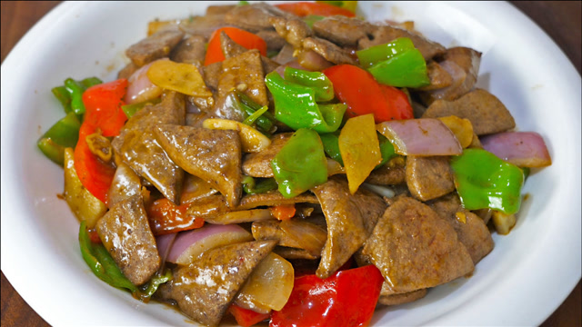 炒猪肝好多人第一步就做错了,难怪不好吃,看饭店大厨怎么做的