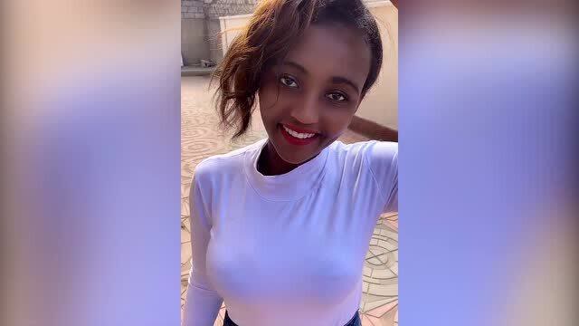 带非洲黑妹准备去餐厅吃饭了,打理打理还是挺好看的