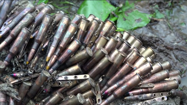 这些二战时期的帆布式机枪弹链,用水冲一下就跟新的一样