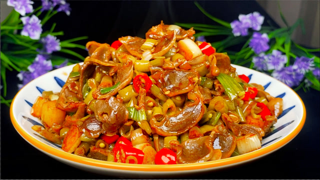 下饭菜我只服"酸辣鸡杂"这种做法,酸辣脆爽好吃,下酒下饭必备