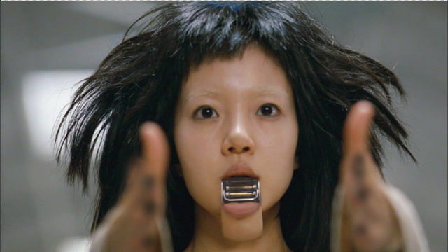 女孩坚信自己是机器人,每天接电线给自己充电,还把电池当饭吃